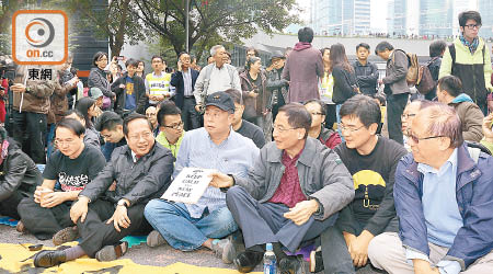 有指逾六成市民對政治前景無信心，與黎智英（前排左三）等違法佔中搞手逍遙法外有關。