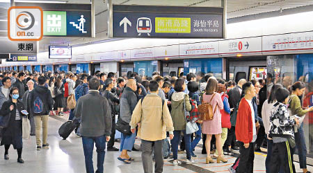 港鐵每日客量達五百萬人次，一旦加價將影響大量乘客。（陳章存攝）