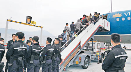 入境處安排包機遣返六十八名越南人，其中假難民及偷渡客各佔一半。（入境處提供）