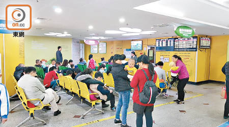 深圳市兒童醫院擠滿由家長陪同求診的病童。（黃少君攝）