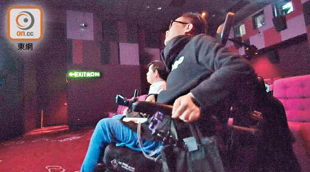 有團體安排輪椅人士到部分影院實地體驗輪椅座位。（受訪者提供）