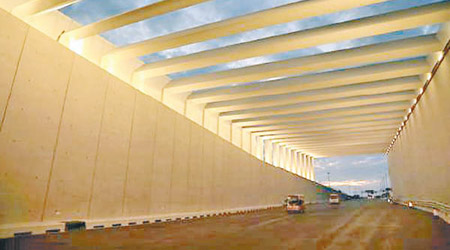 大橋西人工島隧道出入口上方的「門型」減光罩已進行夜景燈光測試。（互聯網圖片）