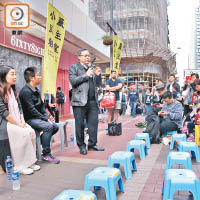 戴耀廷發表「偉論」時，聆聽的市民不多，出現多張空櫈。（溫國佳攝）