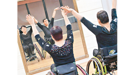 馬華強（右）獲得個人自由舞金牌，更與太太陳錦甜（左）共同奪得雙輪椅一級拉丁舞銀牌。（政府新聞處圖片）