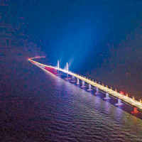 港珠澳大橋內地段亮起色彩繽紛的橋燈。（互聯網圖片）