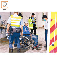 貨櫃車司機頭部受傷，送院治理。（吳穎福攝）