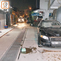 私家車車頭遭起漆水淋潑。