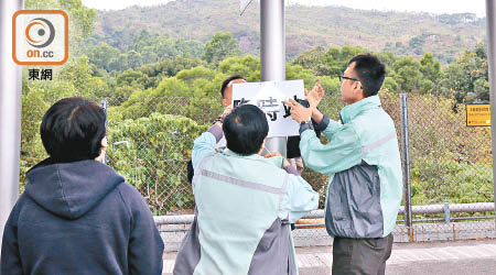 巴士站部分位置被圍封，五條巴士路線轉用臨時站。（陳賜慧攝）