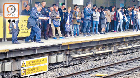 警方在事發月台調查。（趙瑞麟攝）