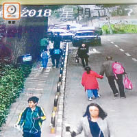 閉路電視拍下郭治強（左下方）離家後的情況。（受訪者提供）