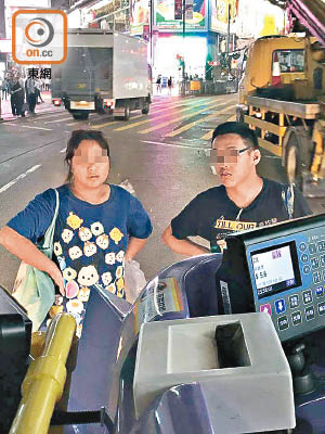 兩名男女擋在巴士門前阻去路。（資料圖片）