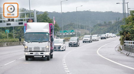 廿架汽車昨早由粉嶺駛到金鐘政府總部請願。（團體提供）