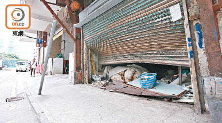 強颱風「天鴿」吹襲下，不少商舖損毀嚴重。（資料圖片）