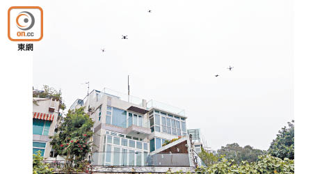 由於鄭若驊及潘樂陶的兩幢獨立屋位於向海的山邊，多間傳媒出動航拍機高空拍攝。