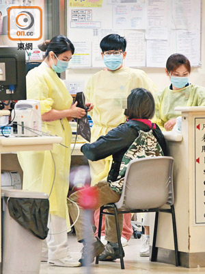 踏入流感高峰期，醫護人員穿上保護衣物嚴陣以待。（黃雄攝）