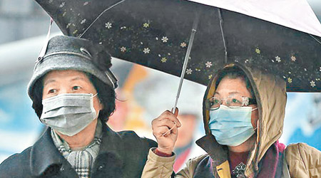 寒流襲台，市民外出均穿厚衣及戴口罩。（中時電子報圖片）