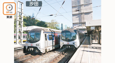 東鐵線昨晨全線癱瘓期間，有列車停在沙田站內。（冼耀華攝）