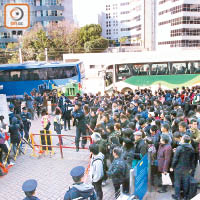 大批乘客在東鐵服務暫停後輪候接駁巴士。（資料圖片）
