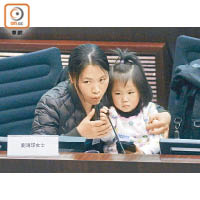 市民劉海球（左）表示，為照顧女兒（右）無法上班。（何天成攝）