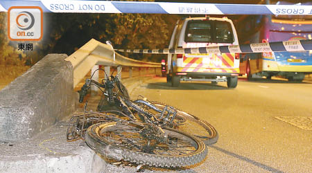 被撞單車遺在路邊。（高潤榮攝）