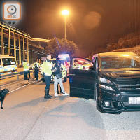 警方押同司機及召來警犬搜車。