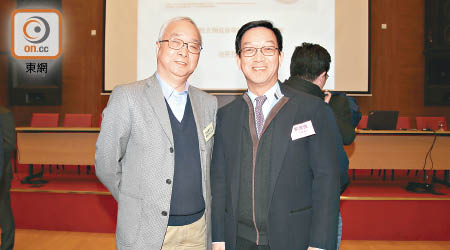 劉業強（右）推動鄉郊減碳工作，謝展寰（左）現身幫手畀專業意見。（溫國佳攝）
