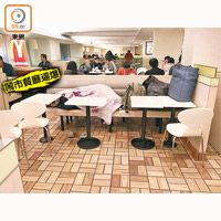 荃灣市中心的快餐店每到夜晚，便有不少露宿者借宿。