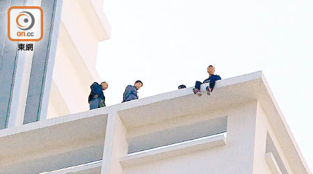 四名工人一度在地盤十六樓的天台危坐。