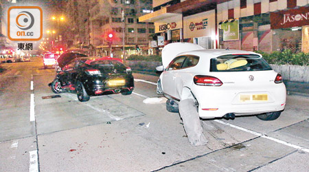 福士私家車（白色）與雷諾跑車（黑色）當時相撞後停在路上。