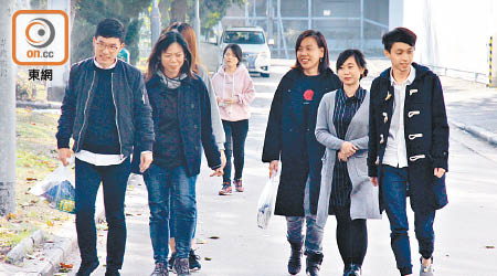 香港眾志及社民連等六人昨午到荔枝角收押所探望黃之鋒及黃浩銘。（蔡高華攝）