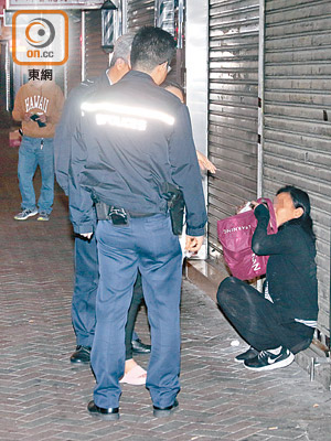 警方在場截獲醉娃（右）。（陳家富攝）