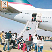 國泰航機曾發生冒煙事故，乘客滑下逃生梯保命。