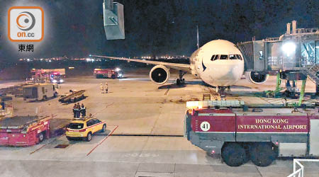 國泰航機去年底駕駛艙冒煙，大批消防戒備。