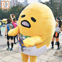 連續參加五年全馬賽事的莫先生打扮成日本卡通人物「蛋黃哥」。