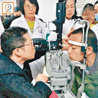 梁裕龍除了做義務眼科檢查，更為當地醫生提供培訓。（受訪者提供）