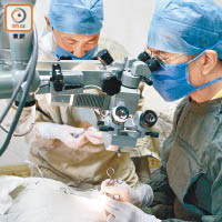 眼科手術在港有電腦程式協助，但在落後地區要靠人手操作。（資料圖片）