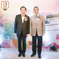 陳國超（左）同鍾偉平（右）合力搞籌款以支援社區服務。