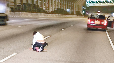 醉男從的士跌出車外跪在路中。（互聯網圖片）