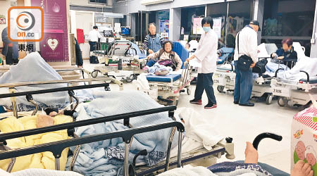 流感高峰期間，多間公院急症室堆滿求診病人，擔架床塞滿求診大堂。（資料圖片）