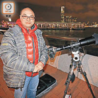 吳先生亦帶備專業器材到海旁觀賞「超級藍血月」。（黃偉邦攝）