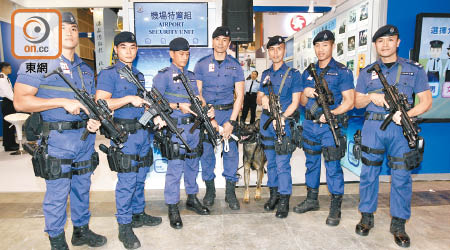 警方在教育及職業博覽中即場招募警務人員。（伍嘉浩攝）