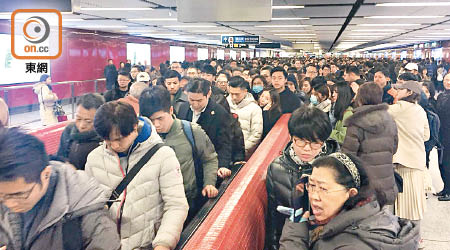 中環站大堂擠滿乘客。（讀者提供）