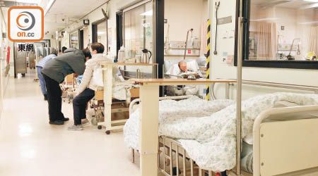 聯合醫院內科病房走廊堆滿病床，達到床頭貼床尾地步。