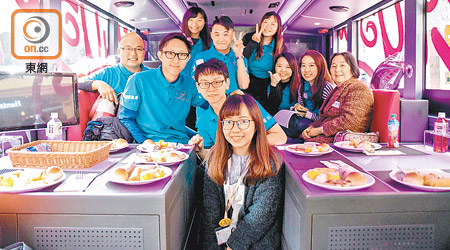 多名獨居長者乘坐水晶巴士遊覽香港，期間更享受香港美食。（受訪者提供）