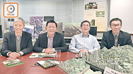 潘偉強（左起）、陳健碩、陳潤祥和汪學寧聚首一堂，對談斜坡安全工作。