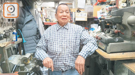 逾80歲的老闆鄭少帆，堅持不退休，愛與街坊閒聊過日辰。（關萬亨攝）