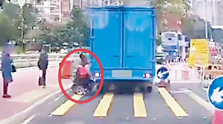 坐着電動輪椅的伯伯（紅圈示）突然衝出馬路，幸最後有驚無險。（互聯網圖片）