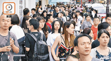 近年中港兩地網購、代購風氣盛行，零售業界今年仍面臨不少挑戰。