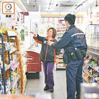 紅磡遇劫便利店女店員協助警員調查。（資料圖片）