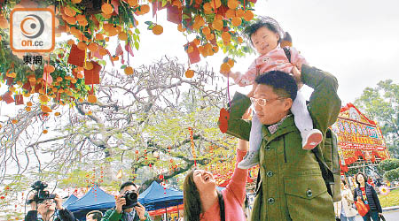林村許願節今年將延長開放兩小時。（資料圖片）
